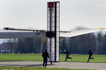 太阳能飞机首次试飞成功