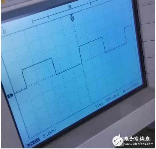 线路分析：电机启动时，按下启动按钮SB1，接触器KM1线圈得电，KM1吸合，KM1的常开接点闭合，使KM2线圈得电，KM2的常开接点自锁，使KM1、KM2能够自保持，同时，KM2的常闭接点打开，使KM3被闭锁，即不允许KM3线圈得电。