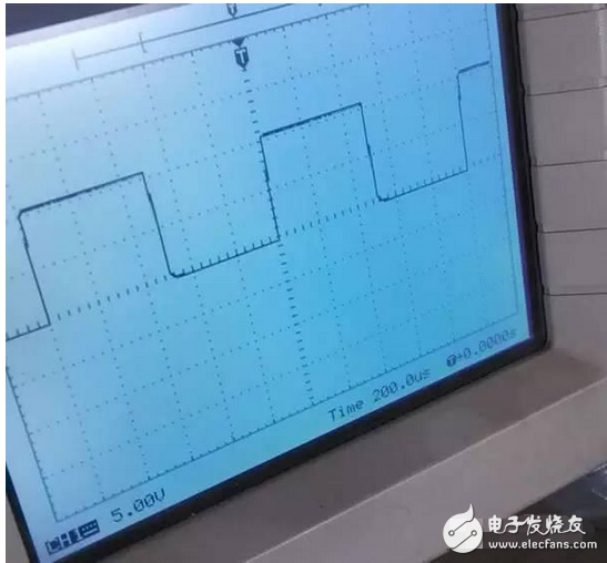 线路分析：电机启动时，按下启动按钮SB1，接触器KM1线圈得电，KM1吸合，KM1的常开接点闭合，使KM2线圈得电，KM2的常开接点自锁，使KM1、KM2能够自保持，同时，KM2的常闭接点打开，使KM3被闭锁，即不允许KM3线圈得电。