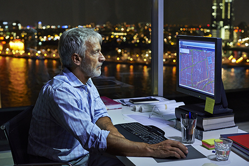 Connectivity is key to smart street lighting, enabling control and monitoring to deliver energy efficiency, simpler maintenance and the implementation of safety features. Source: Philips (CityTouch)